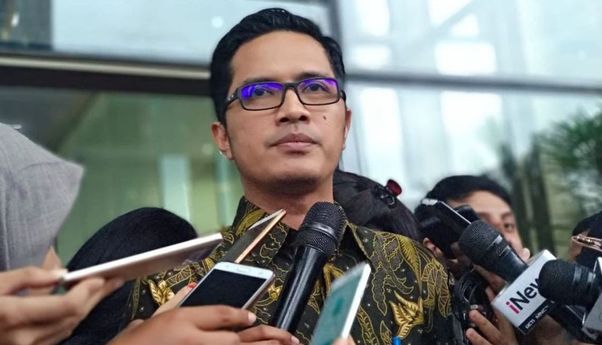 Febri Diansyah Bandingkan Polri dan KPK Kekinian: Sidang Etik Dewas KPK Ga lanjut, Ajaib!