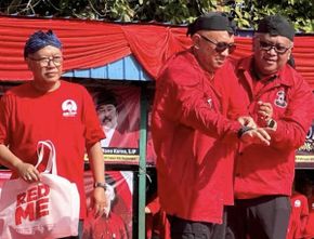 Berikan Jaket Partai ke Teten Masduki, Hasto PDIP: Beliau Juga Kader PDIP