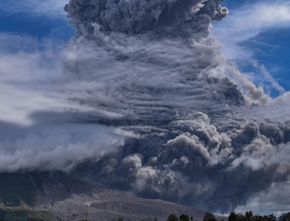 Berita Terkini: Tim TRC BPBD Gerak Cepat Bersihkan Sisa Abu Vulkanik Pascaerupsi Gunung Sinabung