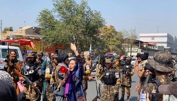 Dar Der Dor! Taliban Gunakan Senjata ke Wanita Afghan yang Sedang Demo Menuntut Persamaan Hak