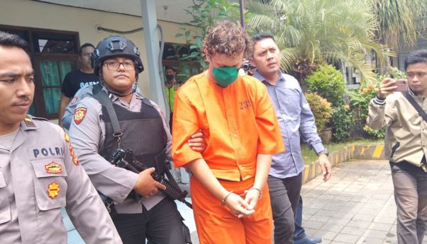 Bawa Belasan Paket Ganja, Bule Belarusia Ditangkap di Bali