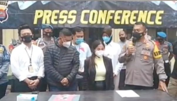 Sambil Baca Kertas, Perempuan yang Ngamuk di Cilegon Sampai Banting HP Minta Maaf: Saya Emosi