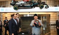 Momen Lucu Pertemuan Presiden Prabowo dan PM Malaysia Anwar Ibrahim, Dikasih Helm Minta Mobil F1