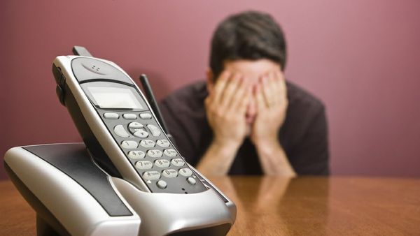 Mengenal Telephone Phobia, Kenapa Kita Lebih Nyaman  Dengan Pesan Teks Ketimbang Menelepon?