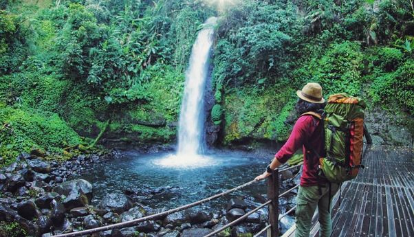 Punya Jembatan Gantung Terpanjang, Inilah Pemandangan Luar Biasa Curug Sawer di Sukabumi
