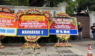 Ada Karangan Bunga dengan Pengirim "RK" dan "Maruarar S" di Rumah Pemenangan Pramono-Rano