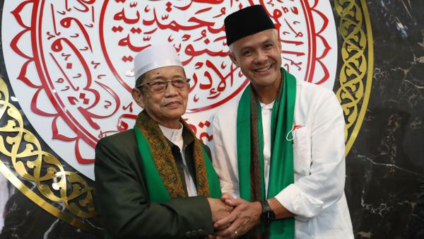 Ganjar Dikalungi Sorban Warna Hijau Saat Berkunjung ke Tokoh Islam Makassar, Didukung Nyapres?