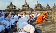 Ribuan Umat Buddha Ikuti Indonesia Tipitaka Chanting dan Asalha Mahapuja di Borobudur