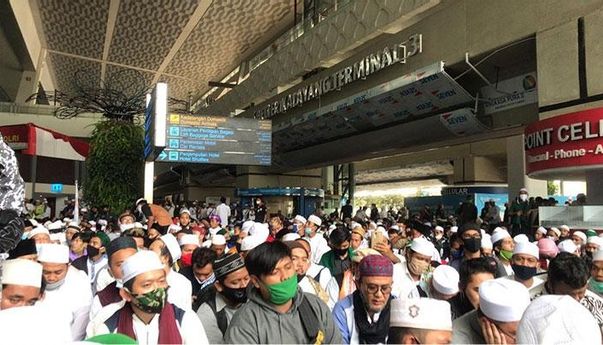 Panas! Kerumunan Jemput Rizieq Shihab, Epidemiolog Khawatirkan Klaster Baru