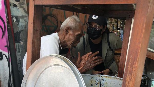 Semangat Mbah Narkan, Penjual Soto Berusia 93 Tahun di Gondomanan Yogyakarta