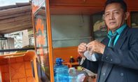 Dianggap Gila, Penjual Cilok di Jember Layani Pembeli dengan Setelan Jas Lengkap