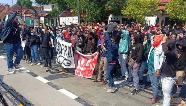 DPRD Pemalang Dikepung Demonstran, Peserta Kecewa karena kursi Ketua DPRD “Kosong” Ditinggal Nyaleg