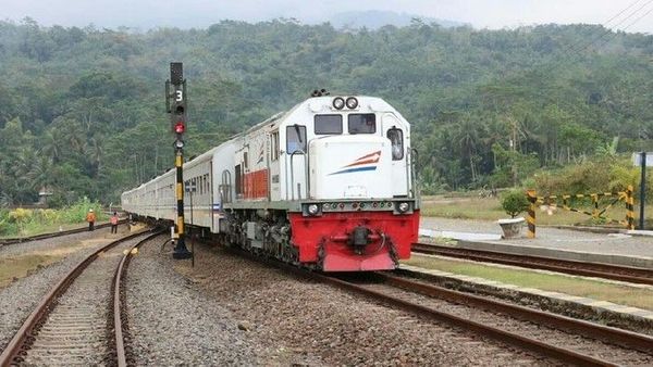 Jembatan Perlintasan Kereta Api Stasiun Linggapura – Bumiayu Rusak, KA yang Lewati Yogyakarta Putar Haluan