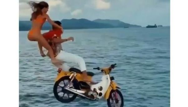 Viral Bule Rusia Jebur ke Laut Nunggang Motor Pitung, Pecinta Otomotif Wajib Nangis