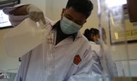 Keren! Mahasiswa PGRI Semarang Bikin Hand Sanitizer Dibagi-bagi ke Pasar