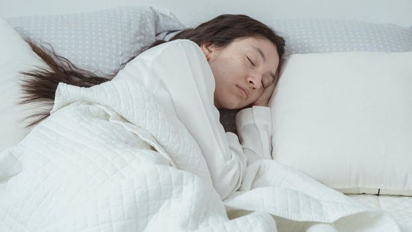 Jangan Sampai Tidur Justru Bikin Pegal, Ketahui Posisi Tidur Paling Tepat Sesuai Kondisi Kesehatan Anda