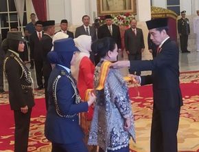 Presiden Anugerahkan Tanda Kehormatan ke Iriana Jokowi dan Sejumlah Tokoh Berjasa Lain