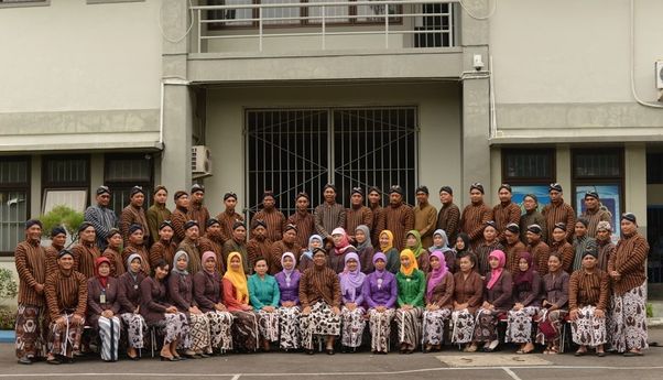 Mode Pakaian Kamis Pahing di Yogyakarta