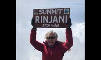 Keren! Di Usia 71 Tahun Nenek Asal Bekasi Berhasil Capai Puncak Rinjani