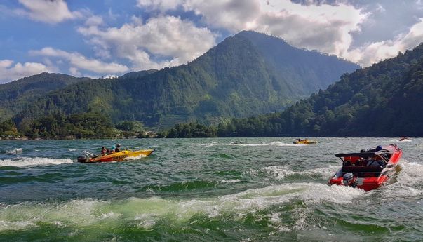 Keindahan dan Harga Tiket Telaga Sarangan di Kaki Gunung Lawu