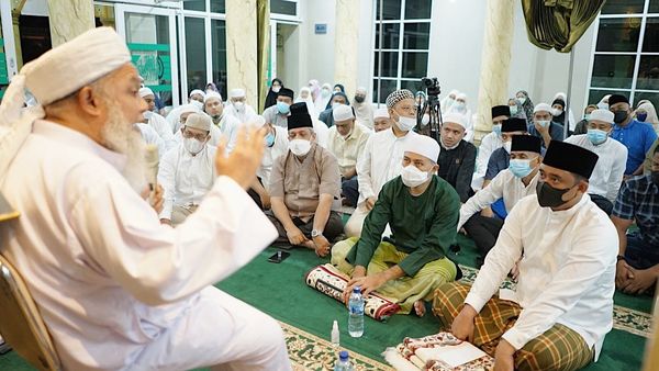 Medan Tak Terapkan PPKM Darurat, Bobby Nasution Salat Subuh Berjamaah bareng Wagubsu di Masjid Al Hikmah