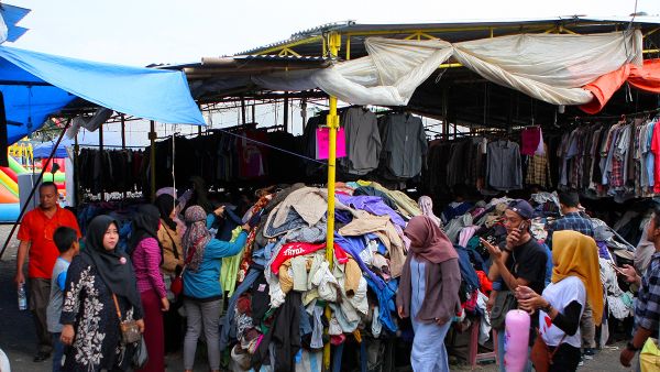 Fakta-Fakta Baju Impor Bekas “Awul-Awul” di Indonesia