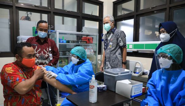 Ganjar Goda Peserta Vaksin:Njenengan Takut Disuntik Apa Diseneni Bojone?