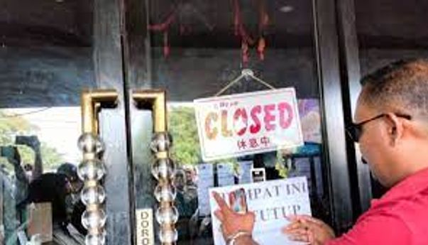 Menolak Tempat Hiburan Malam, Warga Demo dan Segel Paksa Tempat Usaha di Lippo Cikarang