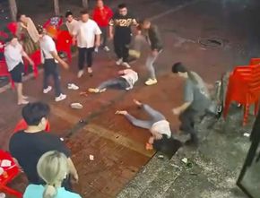 4 Wanita China Dihajar Secara Brutal di Depan Restoran