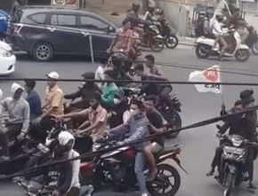 Warga Resah Konvoi Remaja Acungkan Sajam dan Bawa Bendera PKS, Polisi Harus Segera Turun Tangan!