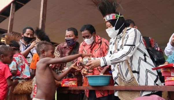 Mensos Risma Gelontorkan Dana Rp3,7 M Untuk Rakyat Adat Papua