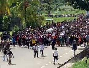Pengantaran Jenazah Lukas Enembe di Jayapura Ricuh, Pj Gubernur Papua Terluka di Kepala