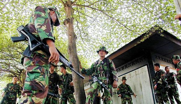 Aksi Cekcok Polisi dan TNI Bawa Senjata Laras Panjang di Tambang Emas Aceh Jadi Sorotan