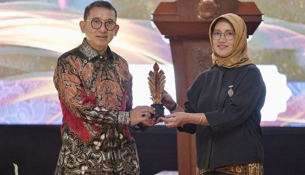 Menbud Fadli Zon Terima Anugerah Praba Nawasena Budaya 2025 dari UNS