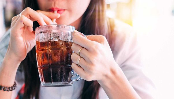 Bahaya Minum Soda ketika Cuaca Panas