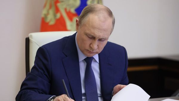 Putin Kasih Rp1,17 Miliar untuk Keluarga Garda Nasional Rusia yang Tewas di Ukraina