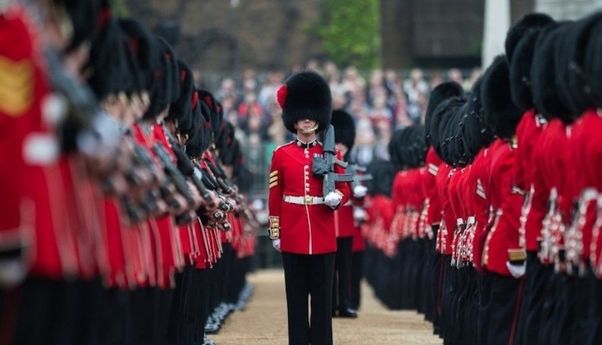 Penasaran Kenapa Topi Tentara Inggris di Istana Buckingham Dibuat Tinggi? Begini Alasannya