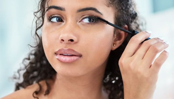 Pemula di Dunia Kosmetik? Ini Daftar Make up yang Harus Dimiliki Wanita