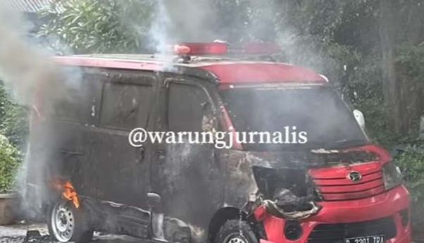 Mobil Ambulans  Bergambar Puan Maharani dan Megawati Terbakar, Terparkir Sudah 3 Hari?