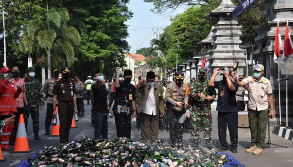 Pemkab Demak Musnahkan Nyaris Lima Ribu Botol