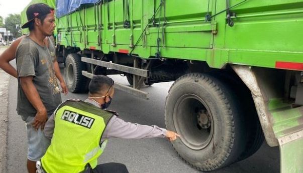Tak Sanggup Nyalip, Pengendara Motor di Solo Dilibas Truk Gandeng