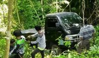 Berita Jawa Barat: Tak Bertuan, Mobil Pickup Misterius Nyangkut di Tengah Hutan Cianjur