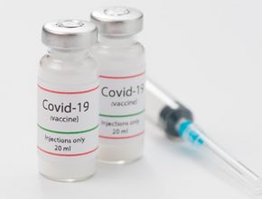 Berita Tekini: Vaksin Covid-19 Tiba di Gudang Farmasi DIY, Dijaga Ketat Aparat Bersenjata Lengkap
