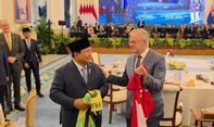 Momen Presiden Prabowo Bertukar Jersey Timnas dengan PM Australia Albanese