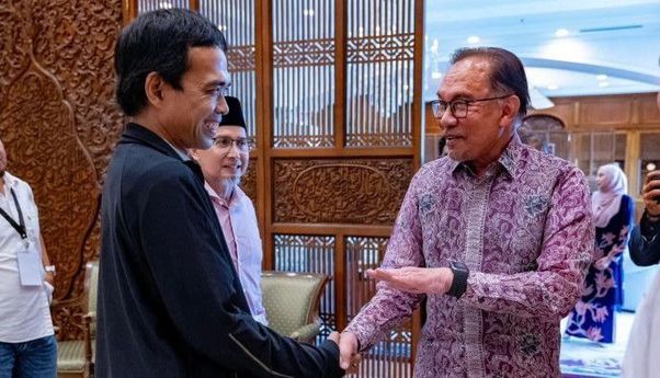 PM Malaysia Sambut Hangat Kunjungan UAS di Kantornya, Sebut Peran Penting Ulama dalam Pemerintahan