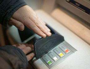 Polisi Ringkus Pembobol ATM, Modusnya Ganjal Tempat Uang Keluar dengan Obeng