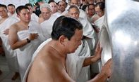 Momen Presiden Prabowo Laksanakan Umrah: Masuk Ka'bah dan Cium Hajar Aswad