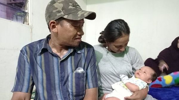 Tega! Bapak Kos Ganti Gembok Kamar, Bayi 1 Bulan Tidur di Atas Gerobak Sampah