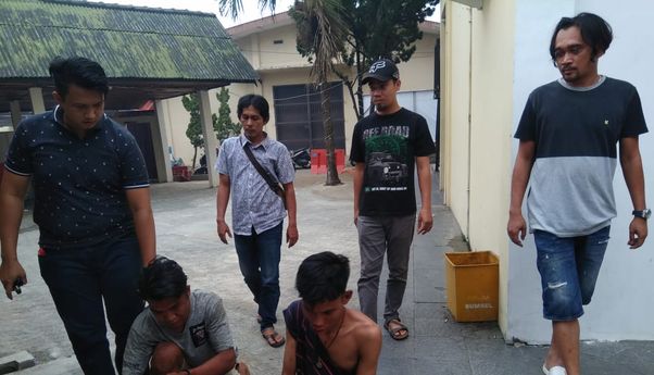 Berita Kriminal: Dua Tukang Jambret yang Terjatuh Dihajar Warga, Salah Satunya Sempat Dibakar Massa di Palembang