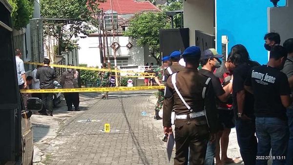 Geger! Seorang Istri TNI Ditembak di Depan Rumah